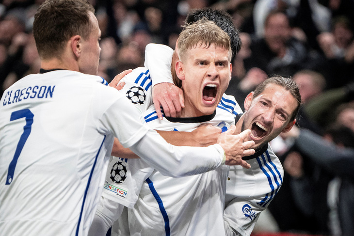 Niềm vui của Magnus Mattsson và đồng đội khi có được bàn thắng may mắn - Ảnh: Reuters