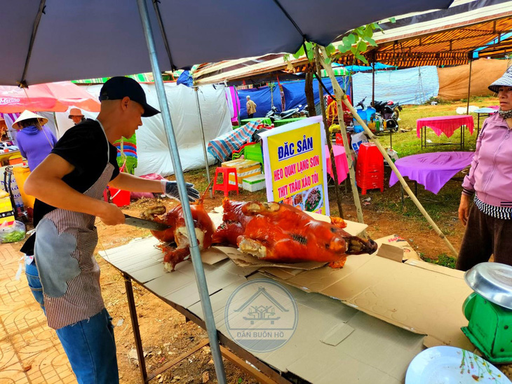 Bày bán đặc sản thịt trâu tại chợ tình Ea Tam