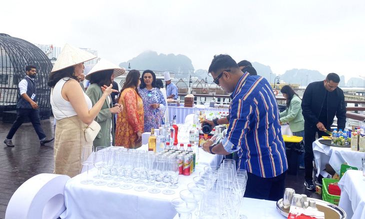 Du khách trên du thuyền 5 sao Ambassador Day Cruise II tại TP Hạ Long, tỉnh Quảng Ninh khi dự đám cưới của tỉ phú Ấn Độ tổ chức tháng 2-2023 - Ảnh: H.QUỲNH