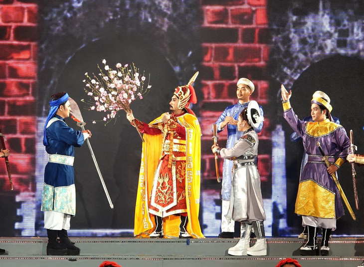 Hình ảnh Quang Trung - Nguyễn Huệ (Kim Tử Long đóng, thứ 2 từ trái qua) sau chiến thắng Ngọc Hồi - Đống Đa lịch sử nâng niu cành đào đem về tặng công chúa Ngọc Hân - Ảnh: LÊ THÚY BÌNH