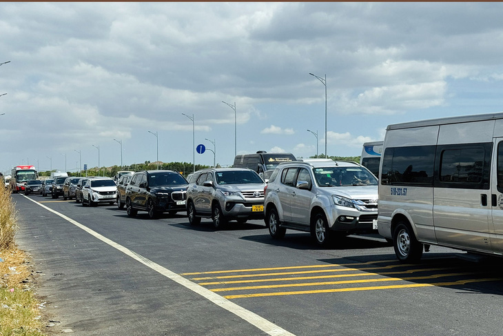 Trong đó, tập trung nhiều nhất là đoạn qua các huyện Long Thành, Cẩm Mỹ, Xuân Lộc (Đồng Nai), một số điểm ùn ứ kéo dài hơn 2km trên cao tốc - Ảnh: AN BÌNH