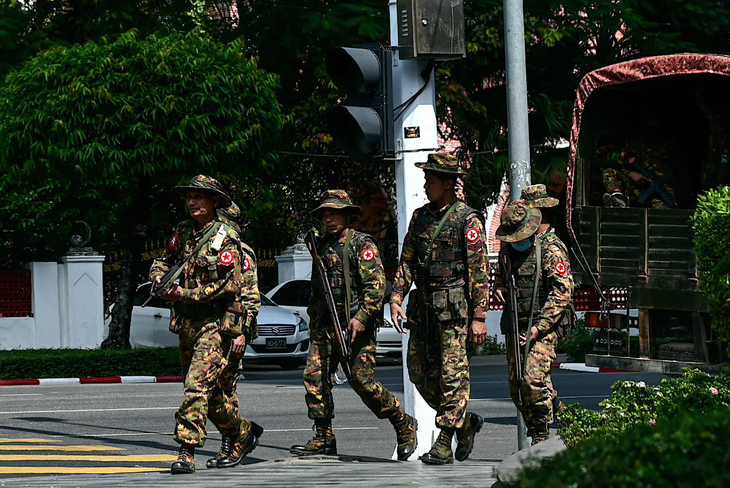 Quân nhân thuộc quân đội trên đường phố Myanmar ngày 1-2 - Ảnh: AFP