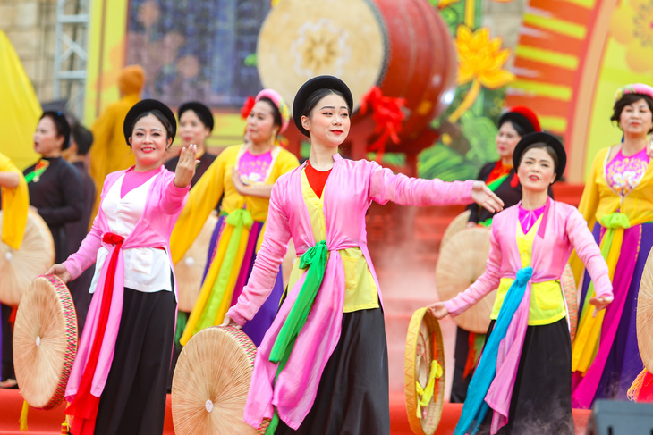 Các nghệ sĩ trình diễn những điệu múa cổ truyền tới du khách thập phương trong dịp nghỉ lễ tại tây Yên Tử (Bắc Giang) - Ảnh minh họa: HÀ QUÂN
