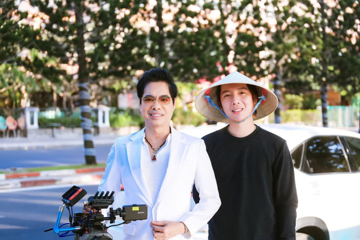 Con trai nuôi S Quang Ngọc làm đạo diễn trong MV mới của Ngọc Sơn.