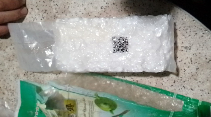 Gói hàng nghi là ma túy đá mà du khách nhặt được khi đến Vũng Tàu tắm biển - Ảnh: CA