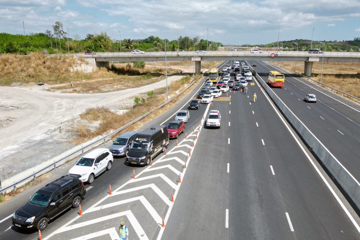 Do lượng xe tăng cao, lực lượng chức năng điều tiết xe lưu thông ra quốc lộ 1 (đoạn qua huyện Xuân Lộc, Đồng Nai) để giảm tải ùn tắc trên cao tốc - Ảnh: AN BÌNH