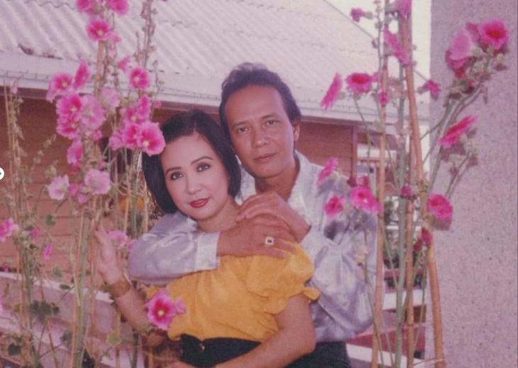 Thanh Điền đăng ảnh vợ chồng ông bên hoa mãn đình hồng, loài hoa mà vợ chồng họ rất yêu thích - Ảnh: NVCC