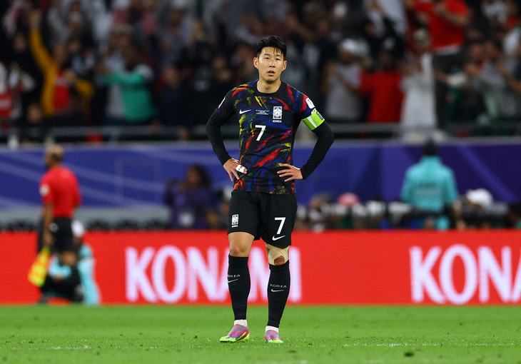 Hai ngón tay bị băng của Son Heung Min ở Asian Cup - Ảnh: Reuters
