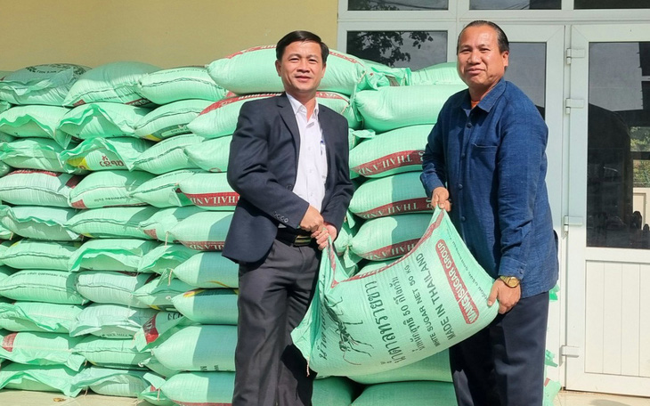 Quảng Trị xuất khẩn cấp 400 triệu đồng và 10 tấn gạo tặng 2.000 hộ dân Lào