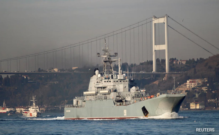 Tàu đổ bộ Tsezar Kunikov của Nga bị Ukraine tuyên bố phá hủy ngày 14-2 - Ảnh: REUTERS