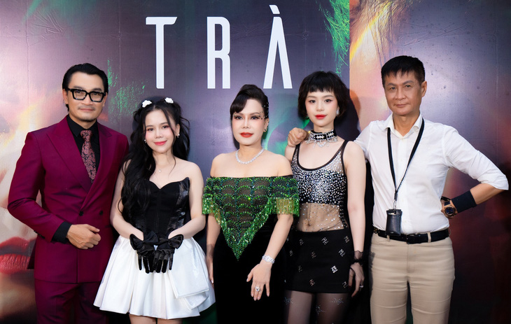 Đạo diễn Lê Hoàng và dàn diễn viên khi ra mắt phim Trà - Ảnh: ĐPCC