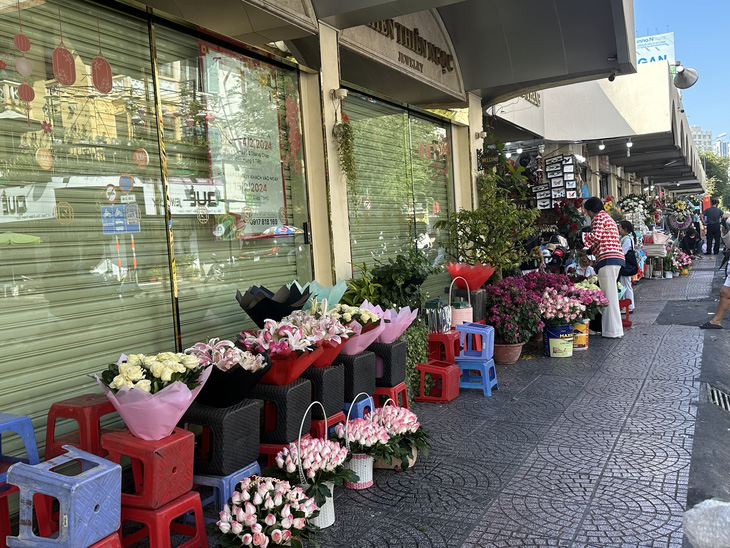 Sáng 14-2, chạy quanh khu trung tâm TP.HCM, rất hiếm gặp hoa hồng bày bán làm quà tặng Valentine như các năm - Ảnh: THẢO THƯƠNG