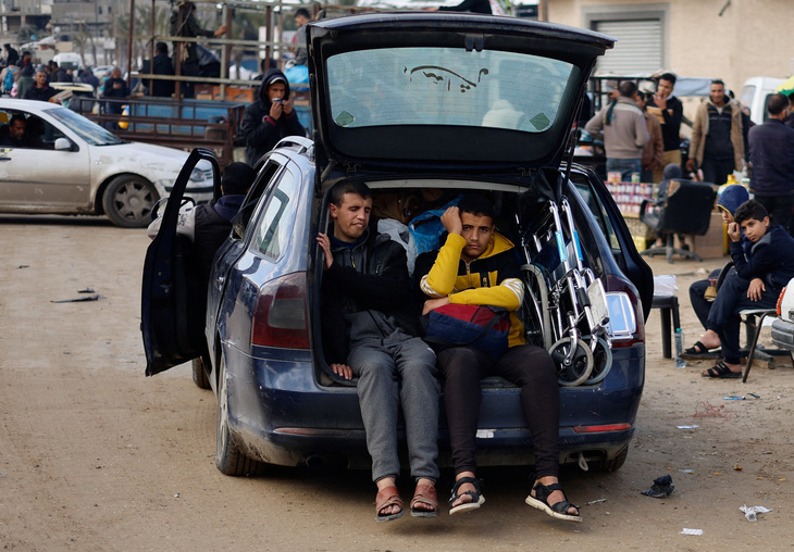 Những bệnh nhân và thân nhân của họ buộc phải rời khỏi Bệnh viện Nasser sau cuộc đột kích của quân đội Israel - Ảnh: REUTERS