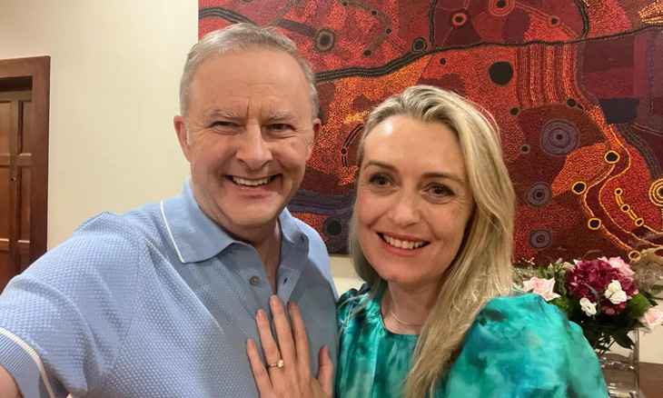 Thủ tướng Úc Anthony Albanese và bà Jodie Haydon thông báo đính hôn trên mạng xã hội X và Instagram - Ảnh: GUARDIAN