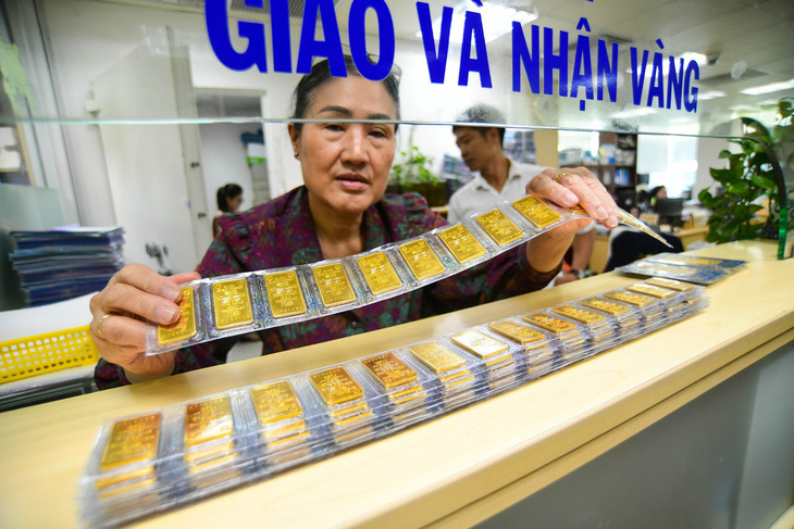 Do giảm chậm nên so với giá vàng thế giới quy đổi, giá vàng miếng SJC đang cao hơn đến 18,88 triệu đồng/lượng - Ảnh: QUANG ĐỊNH 