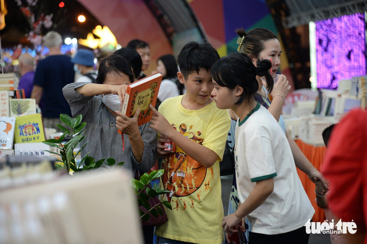 Các bạn nhỏ chọn mua sách tại Lễ hội Đường sách Tết Giáp Thìn 2024 - Ảnh: TỰ TRUNG