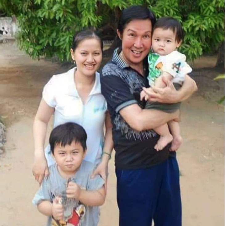 Hồng Loan đăng ảnh mẹ con cô vui vẻ bên cha Vũ Linh khi ông còn sống - Ảnh: NVCC