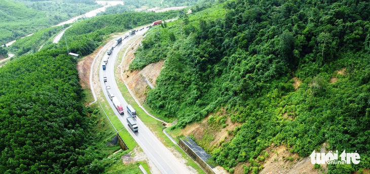 Cao tốc La Sơn - Túy Loan có địa hình phức tạp, nhiều đoạn qua núi rừng - Ảnh: ĐOÀN CƯỜNG