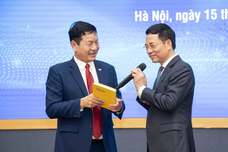 Bộ trưởng Nguyễn Mạnh Hùng và chủ tịch Tập đoàn FPT Trương Gia Bình - Ảnh: T.HÀ
