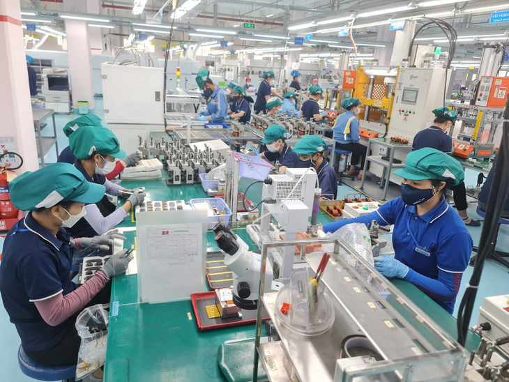 Công nhân làm việc tại một nhà máy ở Khu công nghiệp VSIP Quảng Ngãi - Ảnh: TRẦN MAI