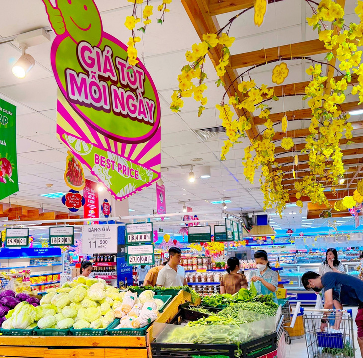 Khách hàng chọn mua thực phẩm thanh đạm đầu năm tại các hệ thống siêu thị của Saigon Co.op