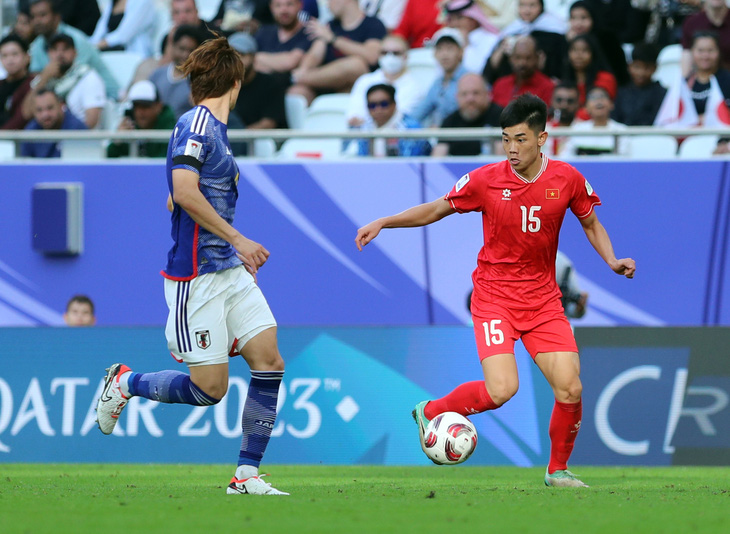 Đình Bắc (phải) ở trận gặp Nhật Bản tại Asian Cup 2023 - Ảnh: HOÀNG TUẤN