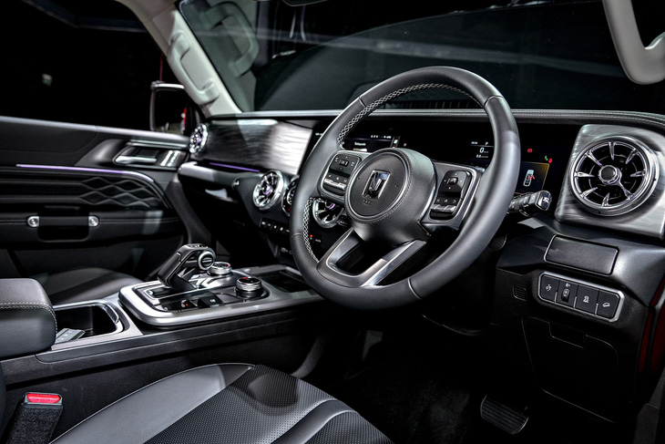 Về nội thất, khoang lái của Tank 300 có nhiều điểm tương đồng với Mercedes-AMG G 63 như màn hình trung tâm và màn hình sau vô lăng nối liền, vô lăng 3 chấu hay cửa gió điều hòa kiểu động cơ tua bin. Màn hình trung tâm và màn hình sau vô lăng có kích thước 12,3 inch. Bản cao cấp nhất tại Thái Lan được trang bị hệ thống âm thanh 8 loa Infinity và 1 loa siêu trầm