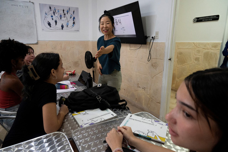 Giám đốc Trung tâm văn hóa và trường ngôn ngữ Hàn Quốc (Korean Cultural Center and Language School) Hohyun Joung dạy cho các học viên Cuba ở Havana ngày 30-10-2023. Tại Cuba, nhiều người trẻ yêu thích K-pop (nhạc pop Hàn Quốc) - Ảnh: AFP