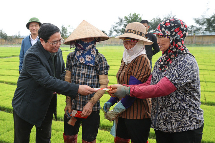 Thủ tướng lì xì cho bà con nông dân trong mùa vụ mới - Ảnh: VGP