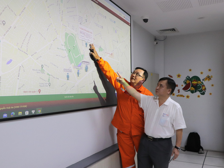 Lãnh đạo Công ty điện lực Phú Thọ trao đổi với nhân viên đội vận hành về công tác bố trí nhân sự quản lý, kiểm tra sự cố về điện trên địa bàn - Ảnh: CẨM NƯƠNG 