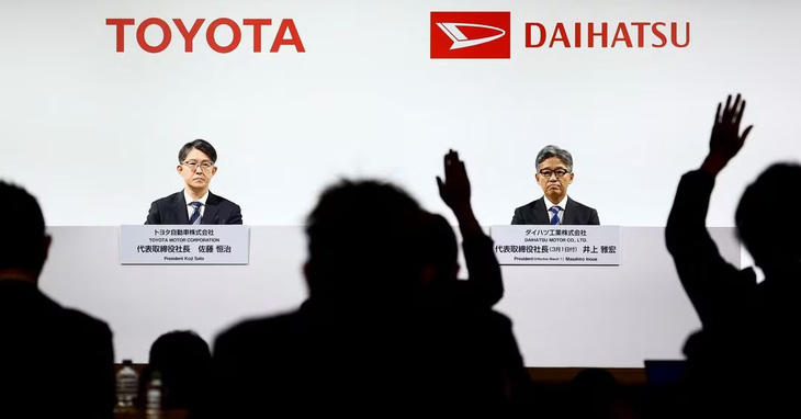 Chủ tịch kiêm CEO Toyota ông Sato Koji (trái) và tân chủ tịch Daihatsu kể từ ngày 1-3 ông Masahiro Inoue trong buổi họp báo ngày 13-2-2024 - Ảnh: Reuters