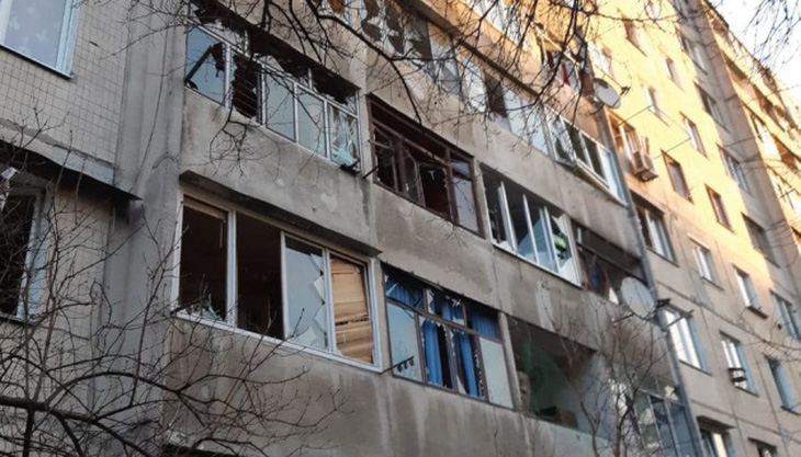 Một tòa nhà ở thành phố Lviv (Ukraine) bị hư hại trong trận không kích bằng tên lửa của Nga sáng 15-2 - Ảnh: UNKRINFORM