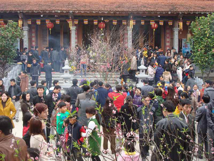 Mỗi dịp Tết đến xuân về hay các ngày lễ hội, hàng ngàn du khách thập phương đến các đền, chùa để dâng hương, dâng lễ.