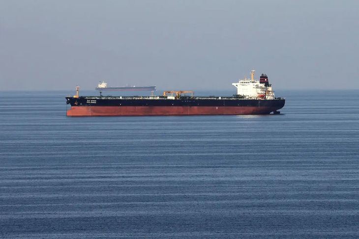 Một chiếc tàu chở dầu ở eo biển Hormuz, cách bờ biển Iran khoảng 8km - Ảnh: THE NEW YORK TIMES
