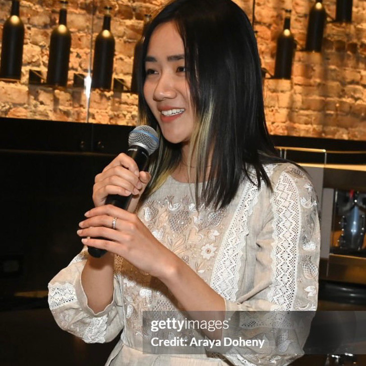 Tina Châu Lê trong một buổi biểu diễn cá nhân tại Mỹ