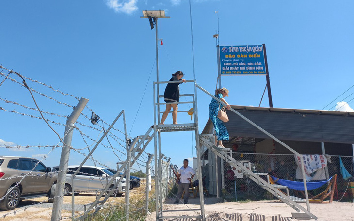 Cầu thang vượt rào qua trạm dừng nghỉ bất đắc dĩ trên cao tốc Vĩnh Hảo - Phan Thiết