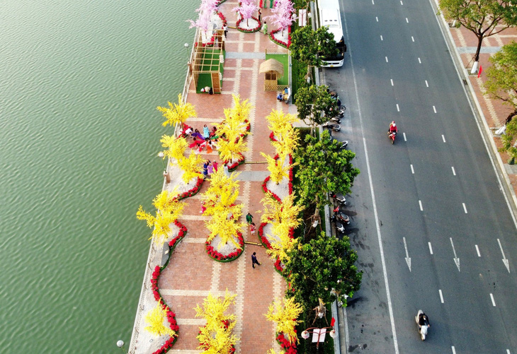 Đường hoa Tết bên bờ sông Hàn Đà Nẵng - Ảnh: ĐOÀN CƯỜNG
