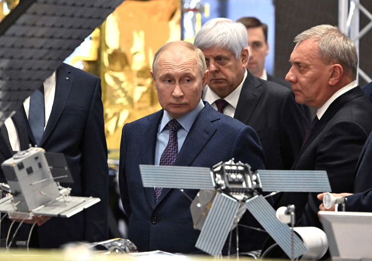 Tổng thống Nga Vladimir Putin cùng với người đứng đầu tập đoàn vũ trụ Roscosmos Yury Borisov đến thăm trung tâm của Tập đoàn tên lửa và vũ trụ Energia ở Korolyov, ngoại ô thủ đô Matxcơva - Ảnh: REUTERS