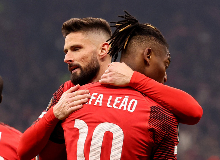 Niềm vui của các cầu thủ Milan sau khi ghi bàn vào lưới Rennes - Ảnh: REUTERS