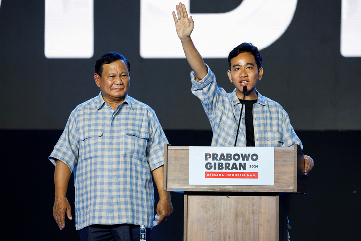 Ứng cử viên tổng thống Prabowo Subianto (trái) và ứng cử viên phó tổng thống Gibran Rakabuming Raka 