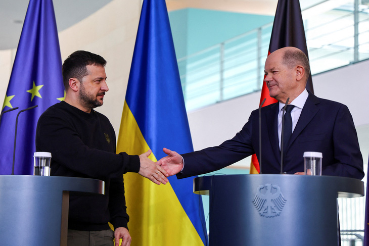 Tổng thống Ukraine Volodymyr Zelensky (trái) bắt tay Thủ tướng Đức Olaf Scholz tại cuộc họp báo ở Berlin, Đức vào ngày 16-2 - Ảnh: REUTERS