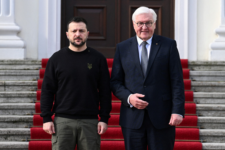 Tổng thống Ukraine Volodymyr Zelensky (trái) và Tổng thống Đức Frank Walter-Steinmeier tại Cung điện Bellevue ở Berlin, Đức vào ngày 16-2 - Ảnh: REUTERS