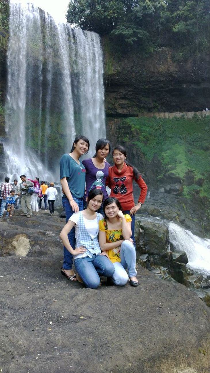 Du khách chụp ảnh bên thác Đamb'ri, thác lớn nhất Lâm Đồng