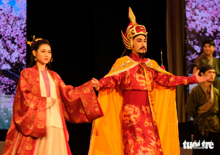 Nghệ sĩ Kim Tử Long vai Nguyễn Huệ (bìa phải) và Hoàng Yến (vai công chúa Ngọc Hân) trong vở Tình sử Thăng Long - Ảnh: LINH ĐOAN