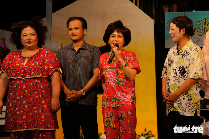 Nghệ sĩ Việt Hương (thứ 2 từ phải qua) tâm sự với khán giả sau suất diễn vở kịch Tết 'Lẹ lẹ trễ phà' - Ảnh: LINH ĐOAN