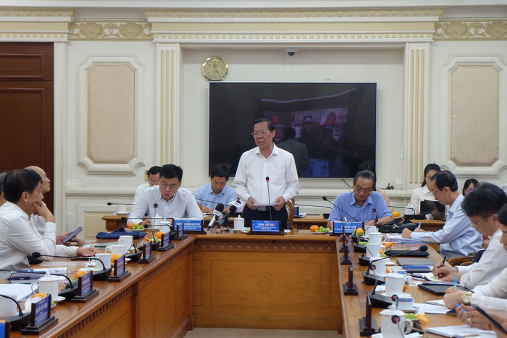 Chủ tịch UBND TP.HCM Phan Văn Mãi chủ trì phiên họp - Ảnh: TIẾN LONG