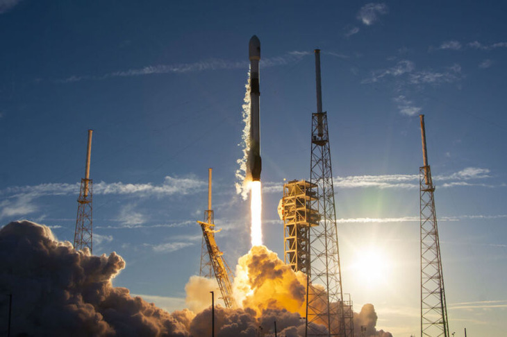 SpaceX đã phóng tên lửa Falcon 9 hôm 14-2, cùng với 6 vệ tinh theo dõi tên lửa cho quân đội Mỹ - Ảnh: SPACEX