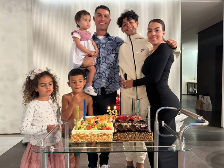 Bức ảnh chụp gia đình Cristiano Ronaldo và Georgina Rodriguez - Ảnh: X