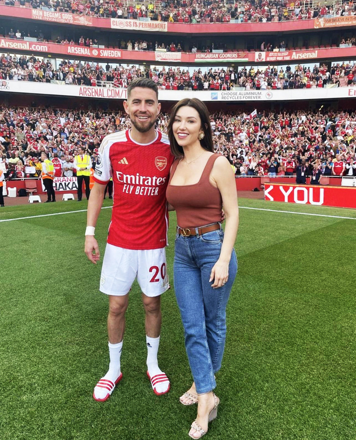Jorginho và Catherine Harding sau một trận đấu của Arsenal - Ảnh: GUNNERS