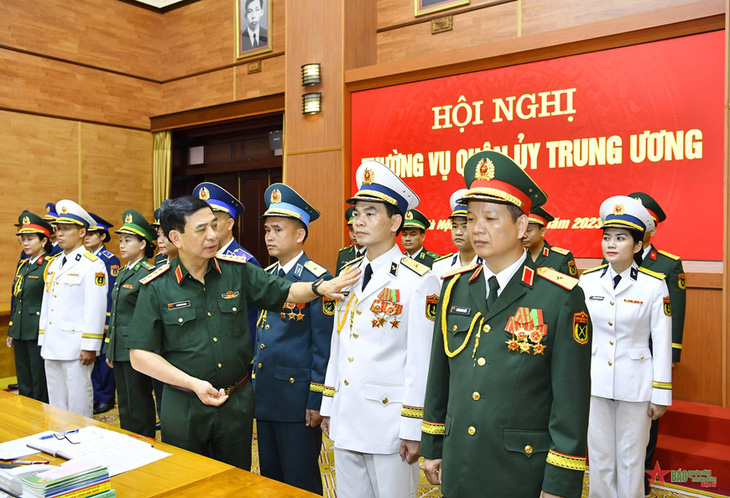 Đại tướng Phan Văn Giang, bộ trưởng Bộ Quốc phòng, cho ý kiến vào các sản phẩm mẫu lễ phục mới thử nghiệm của quân đội hồi tháng 7-2023 - Ảnh: Bộ Quốc phòng